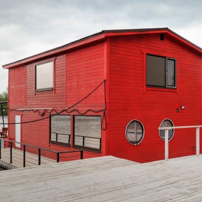 Коттедж Красный с баней на воде