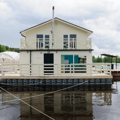 Коттедж с баней на воде