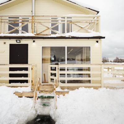 Коттедж Светлый с баней на воде