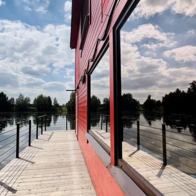 Коттедж Красный с баней на воде