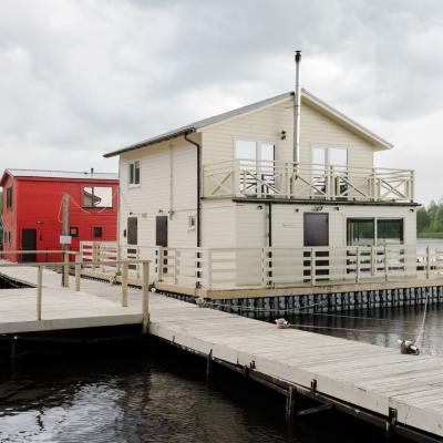 Коттедж Светлый с баней на воде Жостово