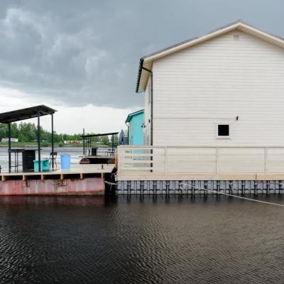 Коттедж Светлый с баней на воде Жостово