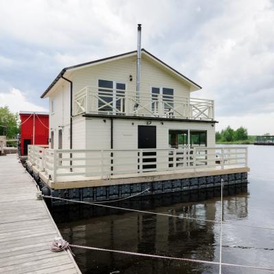 Коттедж Светлый с баней на воде Жостово