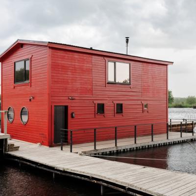 Коттедж Красный с баней на воде