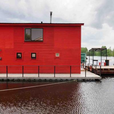 Коттедж Красный с баней на воде